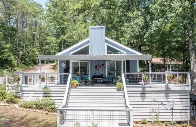 Peaceful, Clean, Updated, Lakefront Sinclair Retreat!