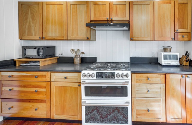 Peaceful Coastal Maine Retreat, Walk to Trails