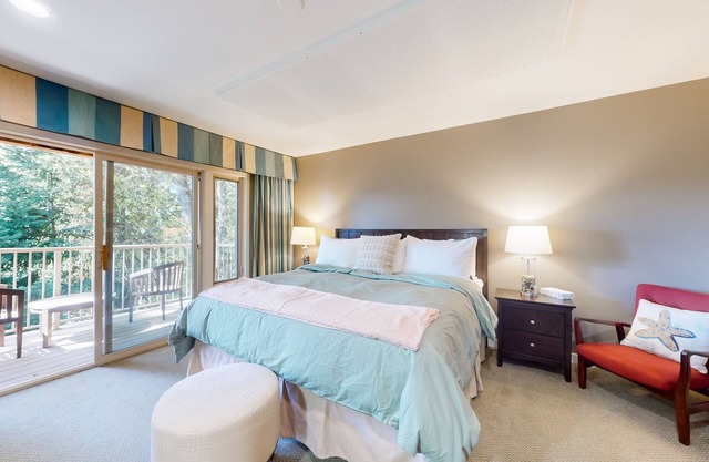 Peaceful condo with balcony, ocean/mountain view, near Moran State Park