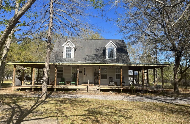 Peaceful cottage on 12 acre horse farm McClellanville