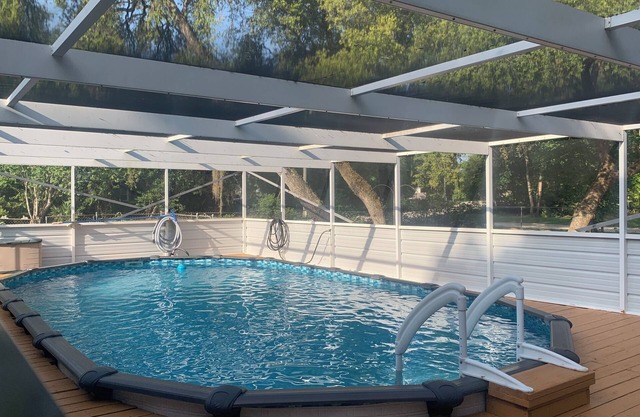 PEACEFUL COTTAGE WITH SCREENED POOL UNDER THE OAKS IN THE OCALA NATIONAL FOREST!