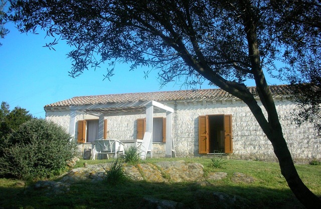 Peaceful country house with huge garden, 20 min from gorgeous beaches