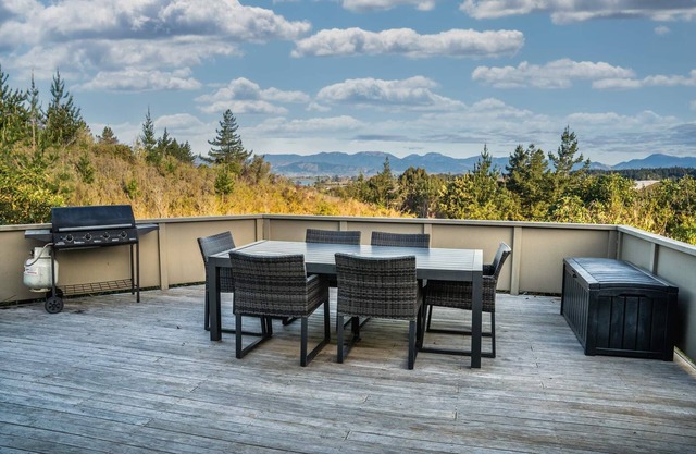 Peaceful Country Home with Amazing Views - Near Mapua