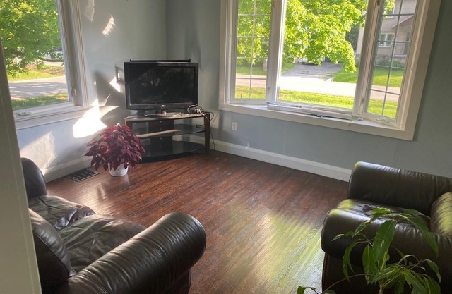 Peaceful, cozy 4 bedroom house walking distance to the lake, 15 mins to Downtown