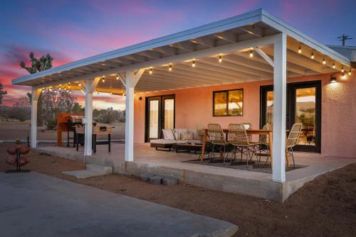 Peaceful Desert Escape with Pool, Fire Pit and Stargazing Views
