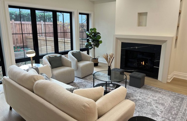 Peaceful Downtown Oakville Charming 4 bedroom house with WiFi & AC steps to lake