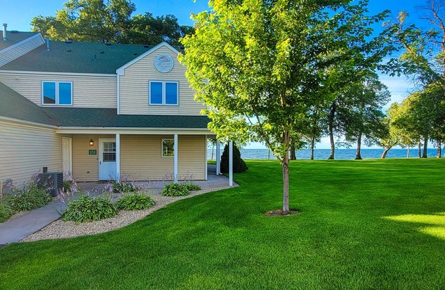 Peaceful End-Unit With Panoramic Lake Views! Perfect For All Seasons!