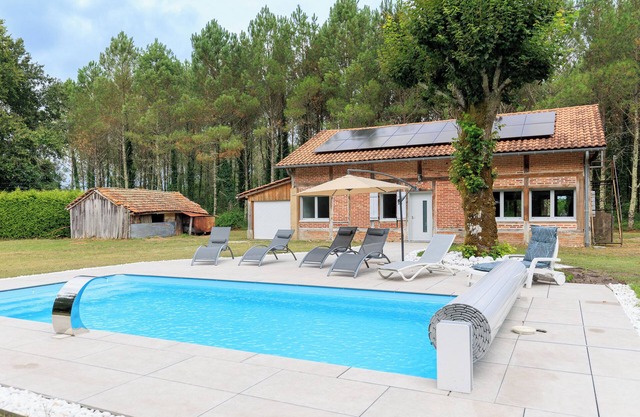 Escape en La Résinière: tu refugio sereno en Magescq con piscina y todas las comodidades modernas