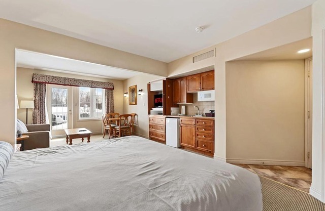 Peaceful Escape King Bed and Outdoor Activities