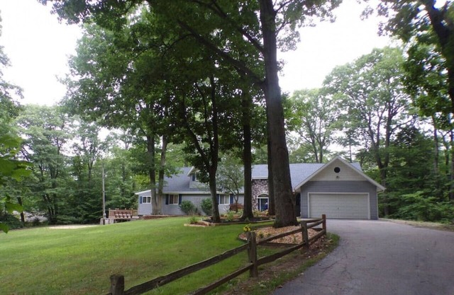 Peaceful Forested 5 Bdrm Near Lake sleeps up to 16