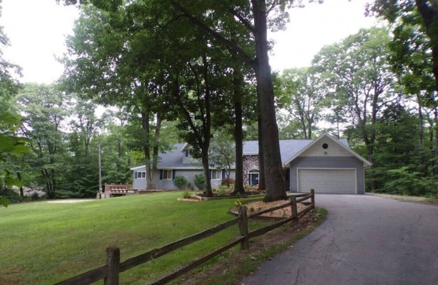 Peaceful Forested 5 Bdrm Near Lake sleeps up to 16