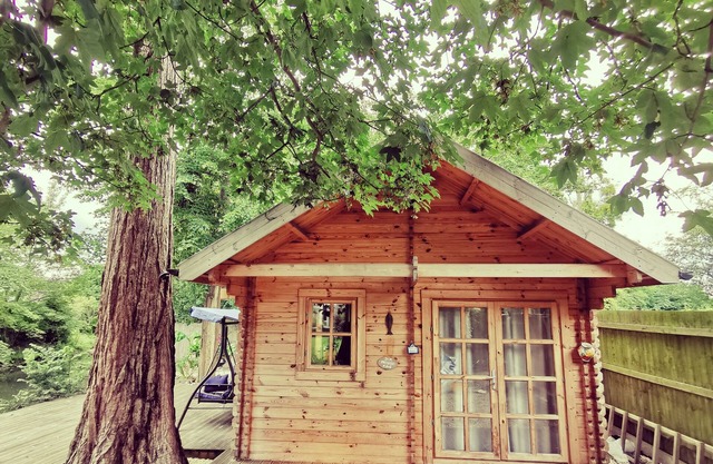 Peaceful gateway to the Cotswolds with Jacuzzi and lake.