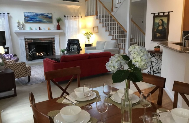 Peaceful Getaway in the Woods, close to everywhere. Monthly or longer stays.
