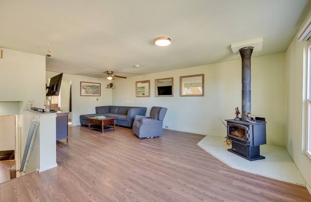 Peaceful Pet-Friendly Golden Cabin: 17 Mi to Town!
