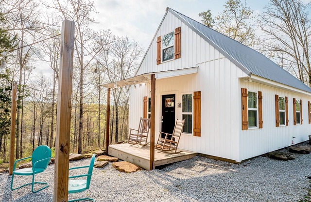 Peaceful Greers Ferry Getaway Cottage w/ Fire Pit