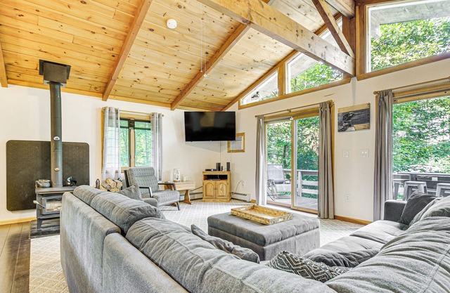 Peaceful Highland Lake Home w/ Kayaks, Dock Access