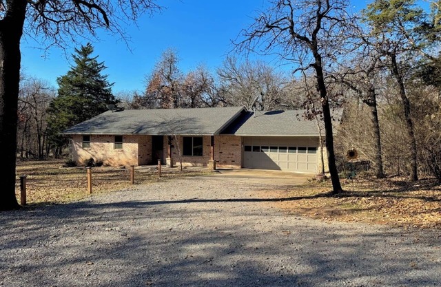 Peaceful Home Between Edmond & Guthrie + Minutes Away From I35 & Lazy E Arena