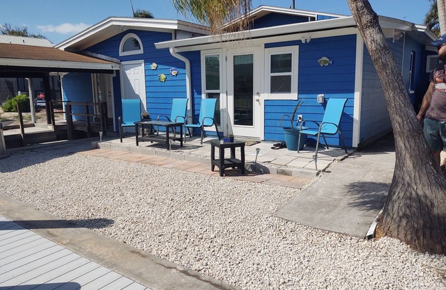 Remodeled 4/2 on quiet canal with 10k boatlift, 5 mins to Charlotte Harbor!