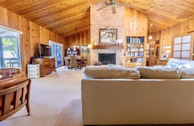 Peaceful home on Grand Traverse Bay in Northport