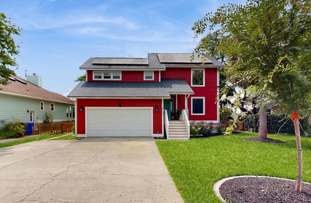 Peaceful home with expansive views of the Ashley River w/ outdoor living space
