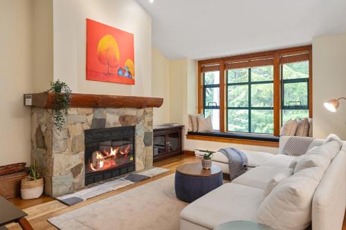Peaceful Home with PRIVATE Hot Tub and Garage by Harmony Whistler