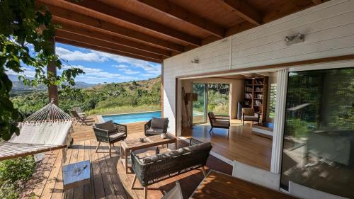 Peaceful house in nature, with views of rolling hills