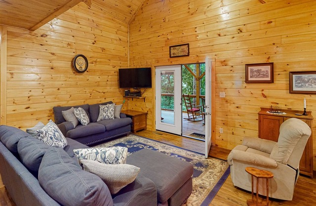 Peaceful house with mountain views, large deck, firepit & washer/dryer