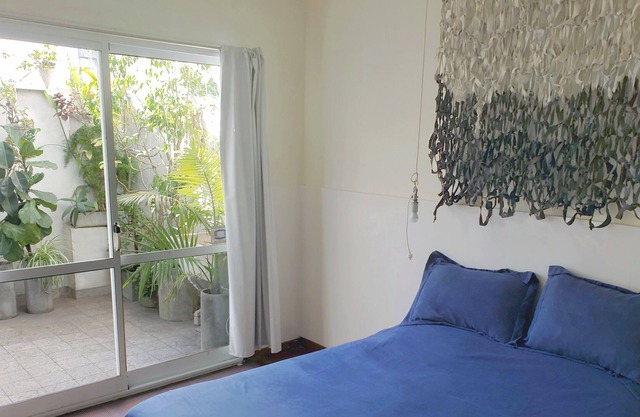 Tranquila casa de un dormitorio y dos jardines boscosos cerca de la Catedral
