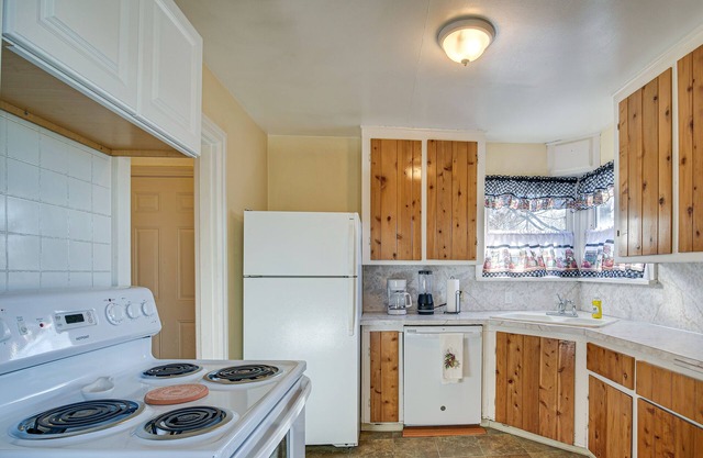 Peaceful Klamath Falls Home w/ Large Fenced Yard!