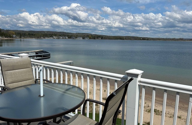 Peaceful lake front condo