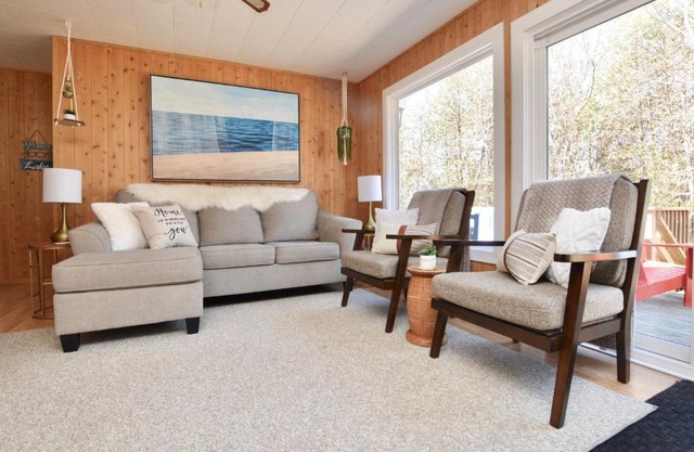 Peaceful Lakefront Cottage