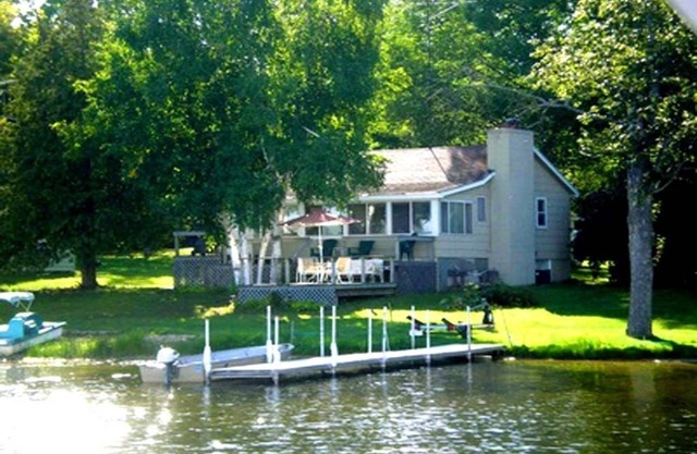 Peaceful Lakefront Cottage with kayaks, canoe, paddleboat and fishing rowboat