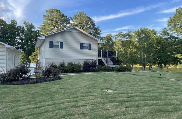 Peaceful Lakefront Getaway Close to Clemson