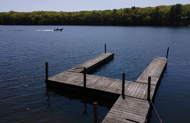Peaceful Lakefront House on Lake Wallenpaupack with private dock