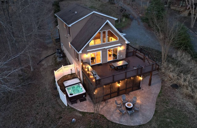 Peaceful Lakefront Retreat with Hot Tub, Firepit and Boat Dock