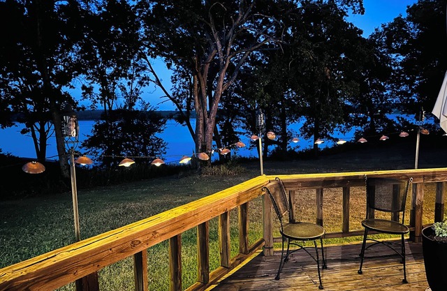 Peaceful lakeside cabin minutes from a swimming beach and boat rental marina