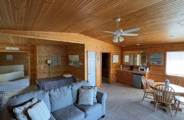 Peaceful Log Cabin Perfect for Cozy Couples' Retreat | Scenic Riverfront