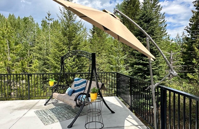 Peaceful Log Cabin – Quick Ride to Red Mt. Trails
