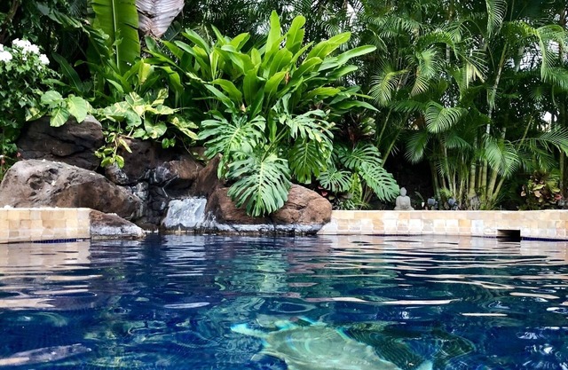 Pacífica casa de lujo con piscina, jacuzzi y abundantes servicios. Cerca de las playas.