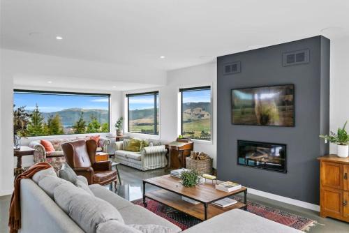 Peaceful Luxury Retreat with Lake Views and Spa Pool