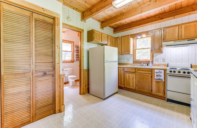 Peaceful Maggie Valley Cabin w/ Mountain Views!
