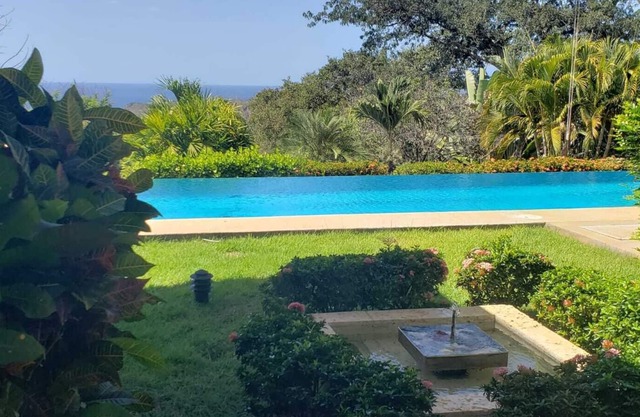 PEACEFUL MINIMALIST HOUSE NEAR NOSARA w/large pool