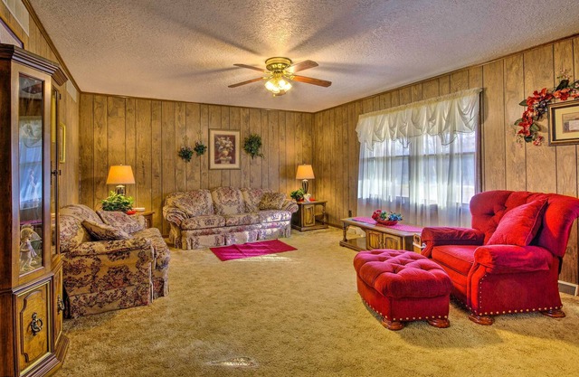 Peaceful Missouri Home, 25 Mi to Truman Lake!