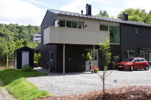 Peaceful, modern home, central with free parking