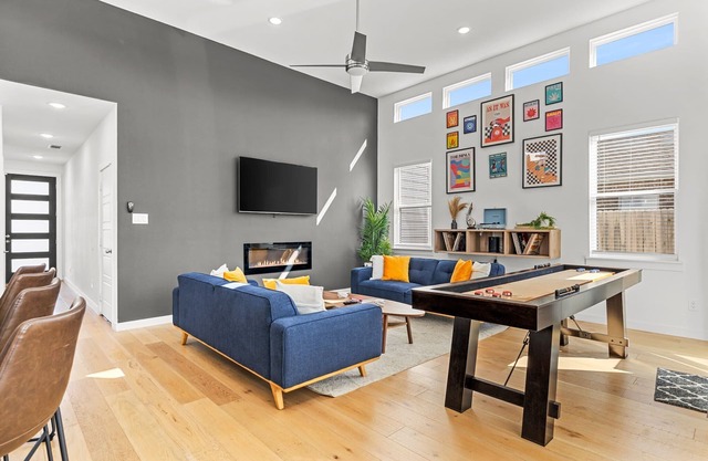 Peaceful Modern Home, Close to Downtown Energy