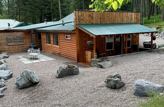 Peaceful mountain cabin near Flathead Lake access!