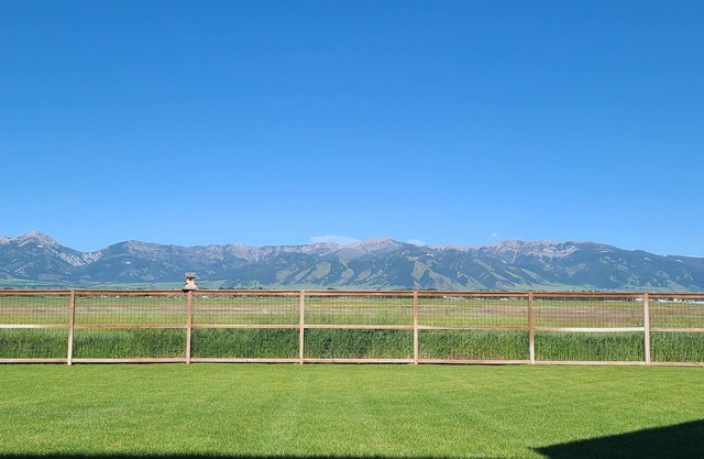 Nueva casa con impresionantes vistas de montañas y vida silvestre. Los cazadores son bienvenidos!