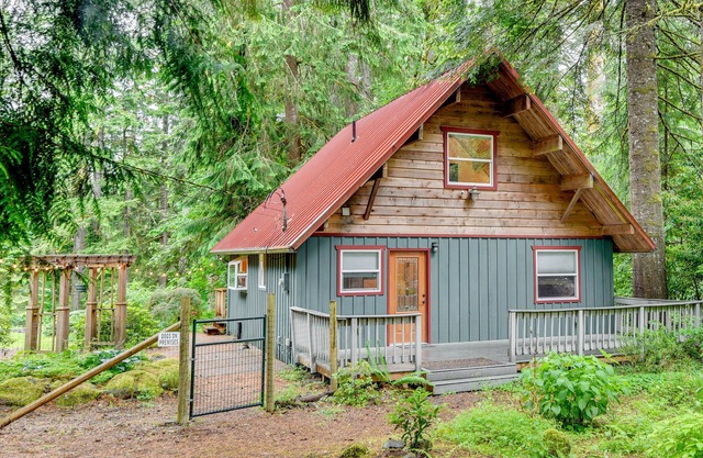 Peaceful Mt. Hood Cabin w/ Hot Tub & Fire Pit!