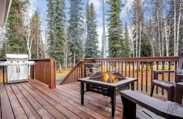 Peaceful Nature Escape with Deck in North Pole!