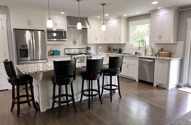 Peaceful Nature Retreat Centrally Located w/Spa + Pool - Family-Friendly
